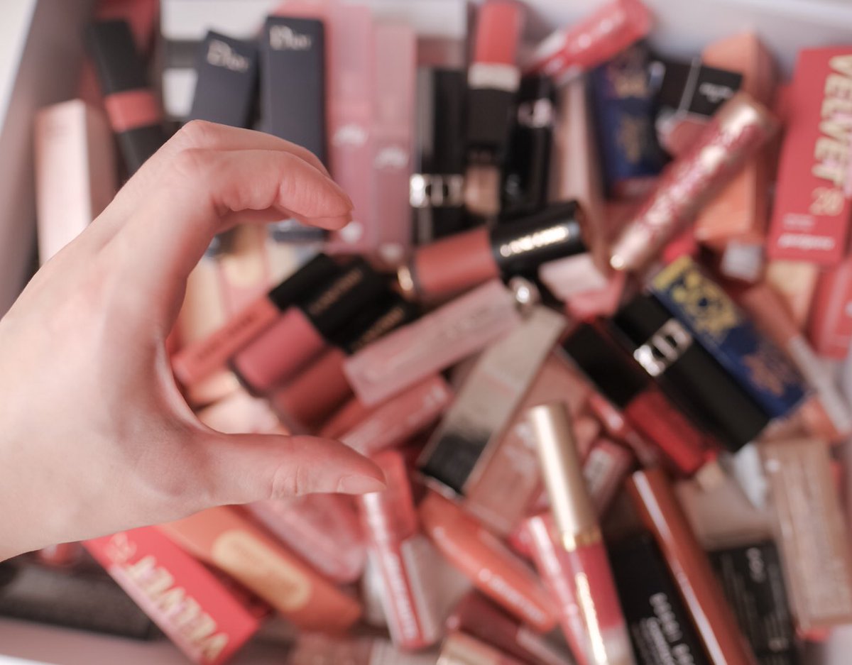 หายไปจัดห้องมาค่า เดือนนี้อยู่ไทยยาวๆ เดี๋ยวมาแจกลิปน้าา รวม 100 กว่าแท่งเลย มีใครจะเล่นกับบีมมั้ย ขอรีนับจำนวนหน่อยแงงง 🥺💗💗