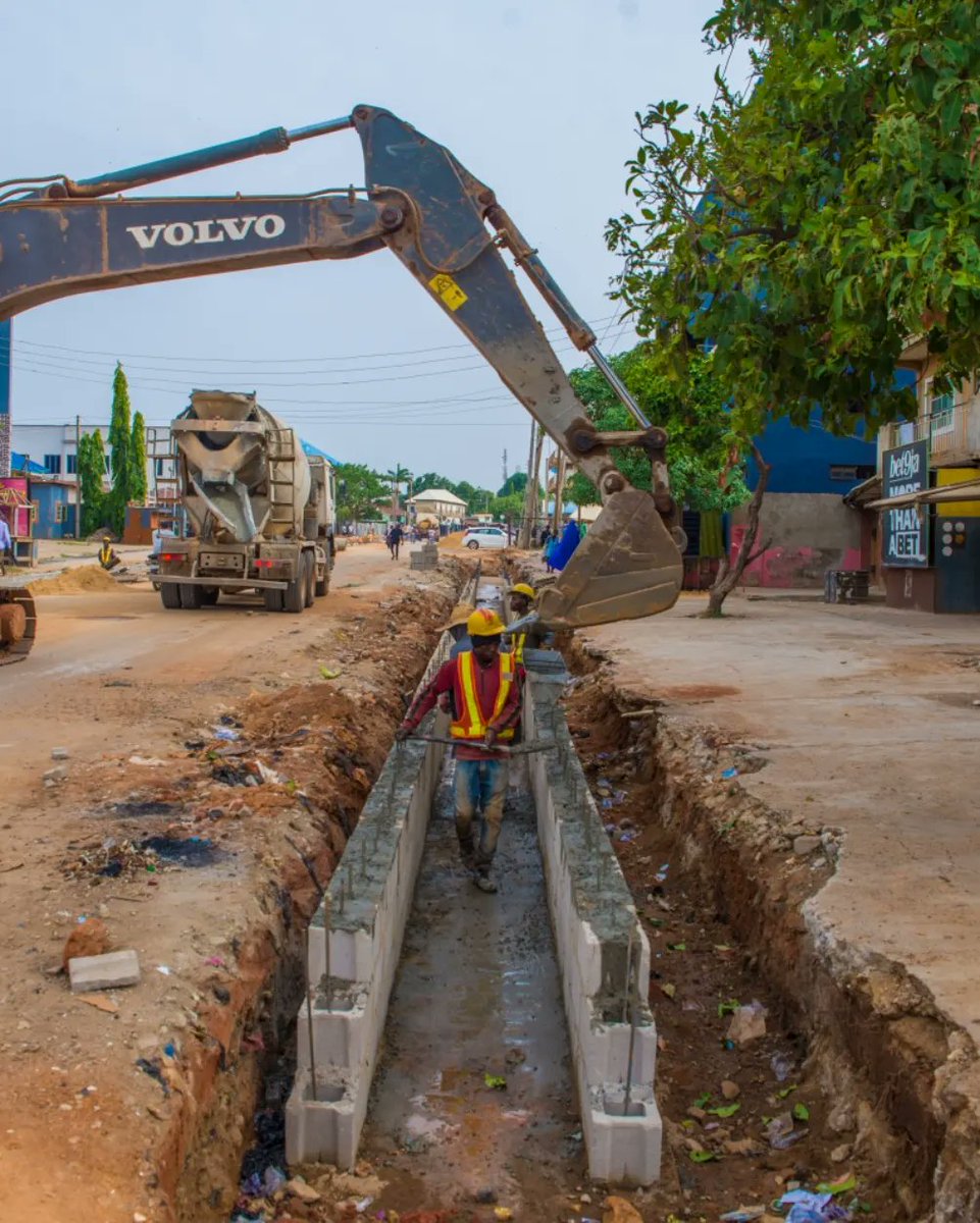 KCTA_KD's tweet photo. Project Update:
Project: Construction of Abubakar Kigo Road, Kaduna North.
Road Length: 820 Metres
Current stage: Construction of Drainage.
Project Status: 05%
@elrufai @GovKaduna
#ItsYourCity #KCTA #KCTAProjectUpdate https://t.co/dXubsEcyqO