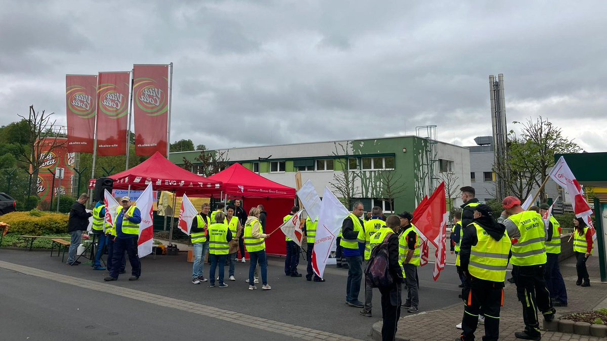 Bei Vita Cola / Thüringer Waldquell in Schmalkalden streikt's! Und zwar für eine schnelle Lohnangleichung West. Drinnen geht nix, auch die Verwaltung ist mit draußen. Stark 💪
⬇️Mehr Infos
ost.ngg.net/artikel/2023/b…
<a href="/NGGRegionThuer/">NGG Region Thüringen</a> <a href="/GewerkschaftNGG/">Gewerkschaft NGG</a>