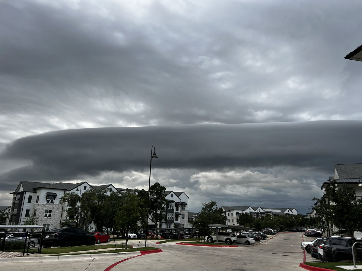 Looked like a scene from the movie Independence Day in Austin yesterday! <a href="/ReedTimmerAccu/">Reed Timmer (parody)</a> #txwx