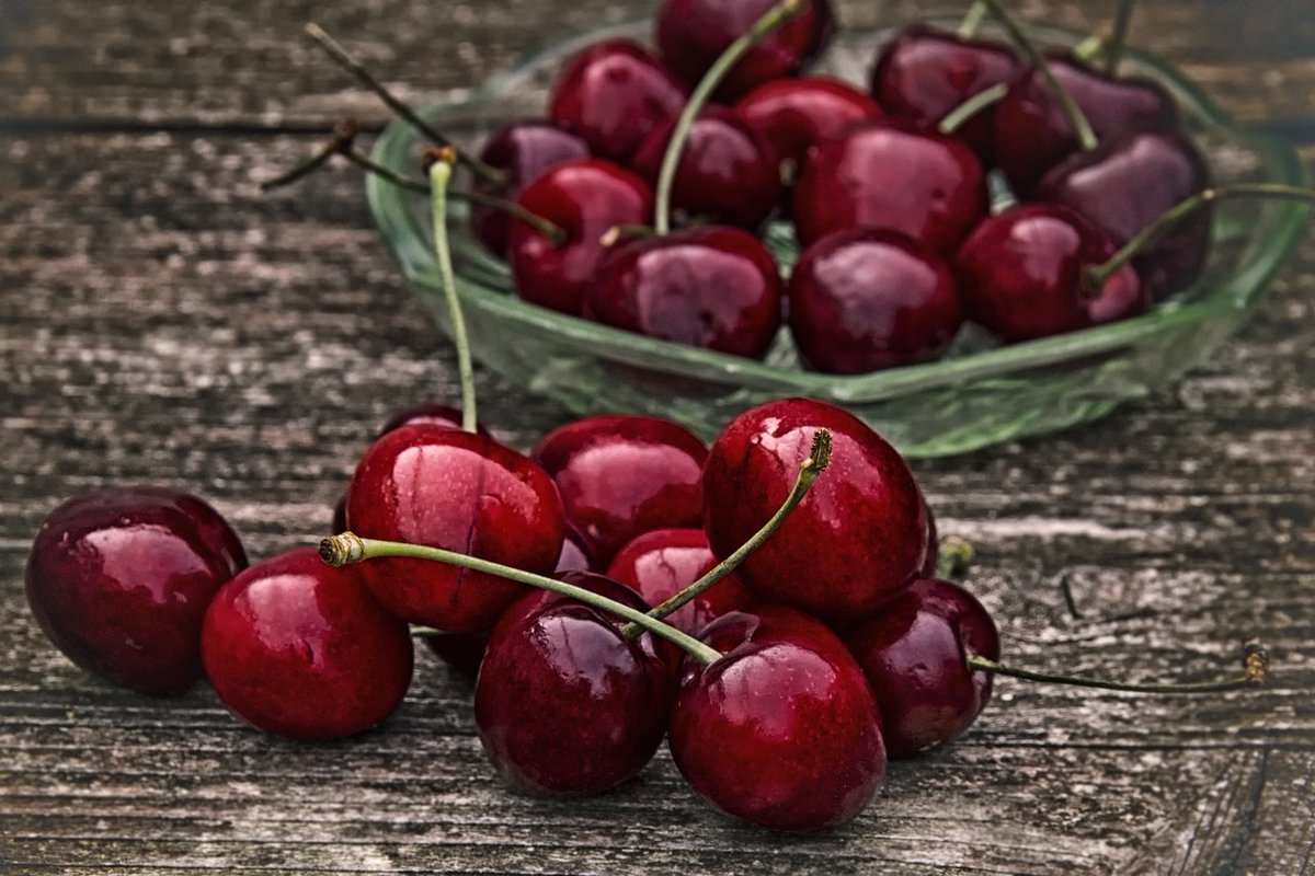 🍒 Cherry season is here, and I'm in fruit heaven! 😍🌸 These little bursts of sweetness are the perfect summer treat. Grab a handful and savor the juicy goodness! 🌞🌈 #CherrySeason #SummerDelights