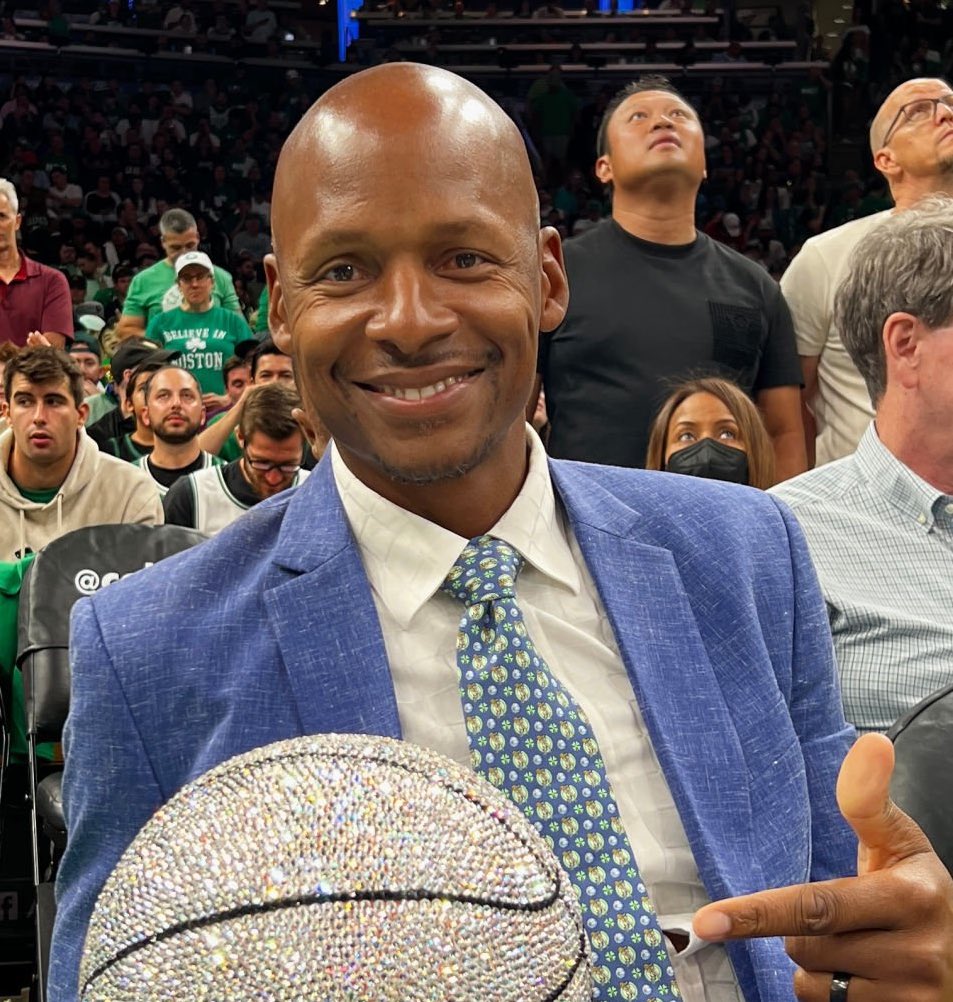 Ray Allen’s all-time starting 5:

Magic Johnson 
Michael Jordan 
Larry Bird
Shaquille O’Neal
Hakeem Olajuwon 

(Via @IshaanBhatta )