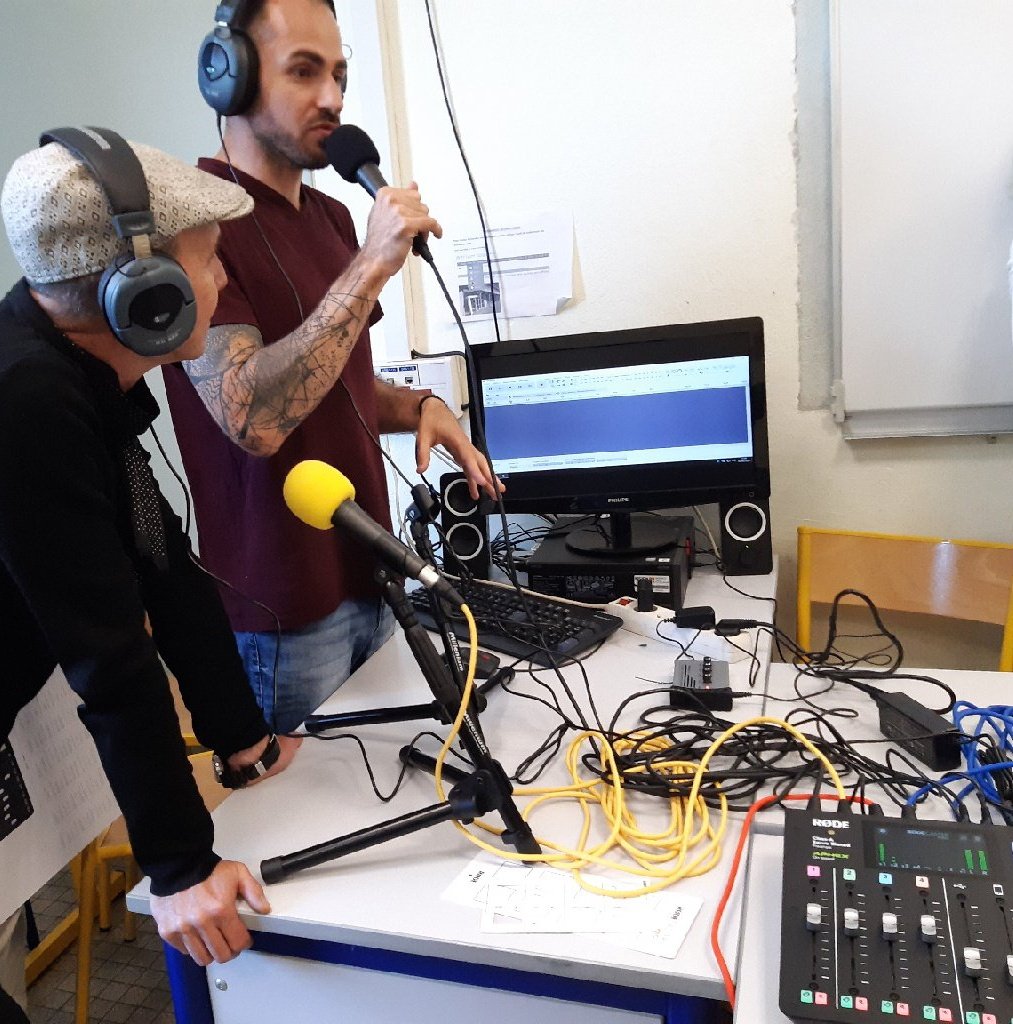 Hier, vos profs-docs étaient en formation avec <a href="/clemi_nice/">CLEMI Nice</a> pour initier un projet de webradio scolaire avec @cvl_bonaparte. 🎙️🎧 Au programme : branchement du studio d'enregistrement, gestion de projet, création d'une émission, enregistrement et montage. #webradio #emi #clemi