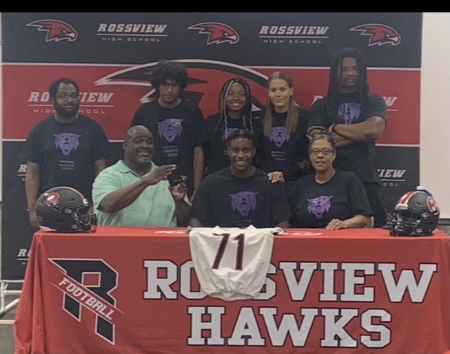 RossviewFTBL's tweet photo. Congratulations to @duston_c AKA "Showtime" on signing with @BU_FootballTN yesterday. Great family and loved coaching the Chavis brothers! #Rossview #Hawks #Bethel #Wildcats #Signing #TSSAA #HawkBall @rossviewhawks @clarksvillenow @MainStreetPreps @LeafChronicle https://t.co/L7mc5jd74B