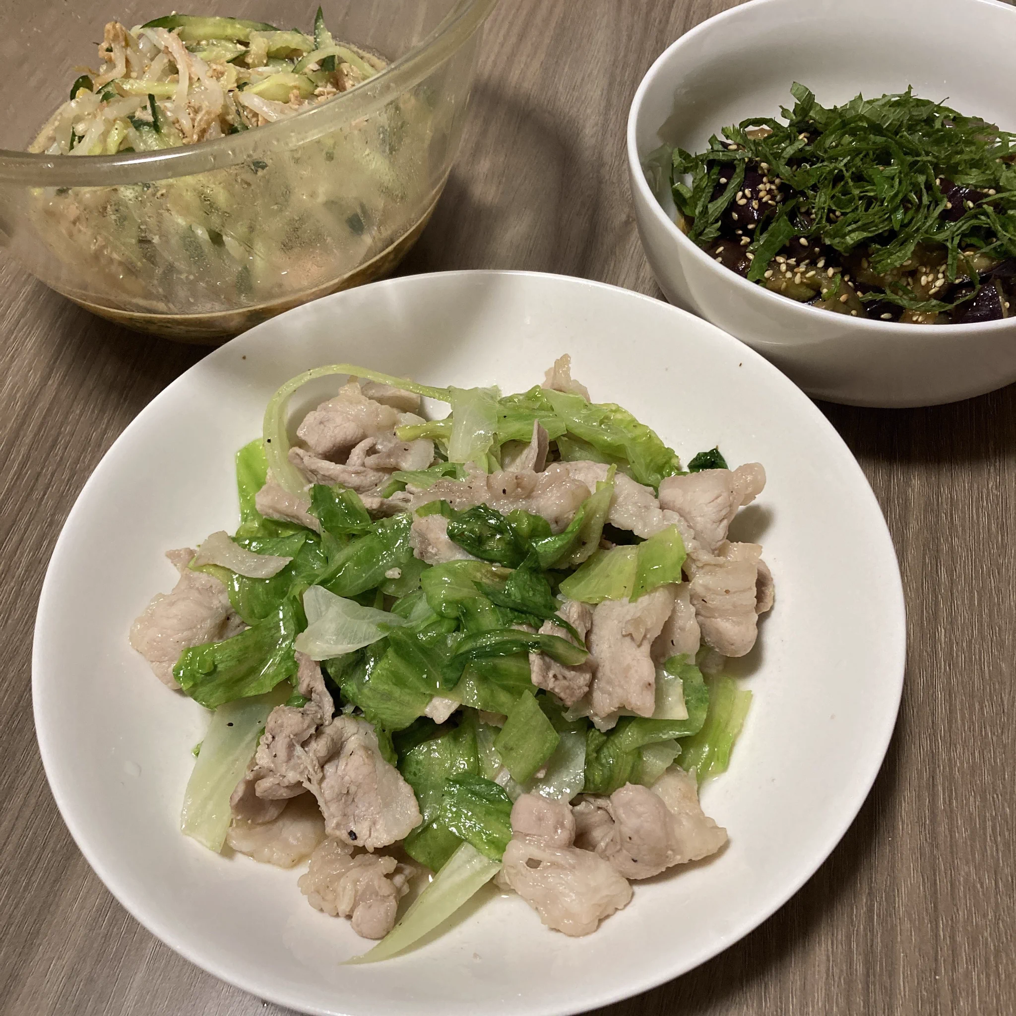 晩ご飯
作る気力失せてたけどモヤシ使わないとだし、作ってくれる人もいないしUberとかの予算はないので渋々お料理
火を通したレタス好きなのでハマごはんさんの豚コマレタスうまし！
作り置き兼で山本ゆりさんのやみつきなすにまりえさんのモヤシときゅうりとツナのサラダ
ごちそうさま！😋🙏  