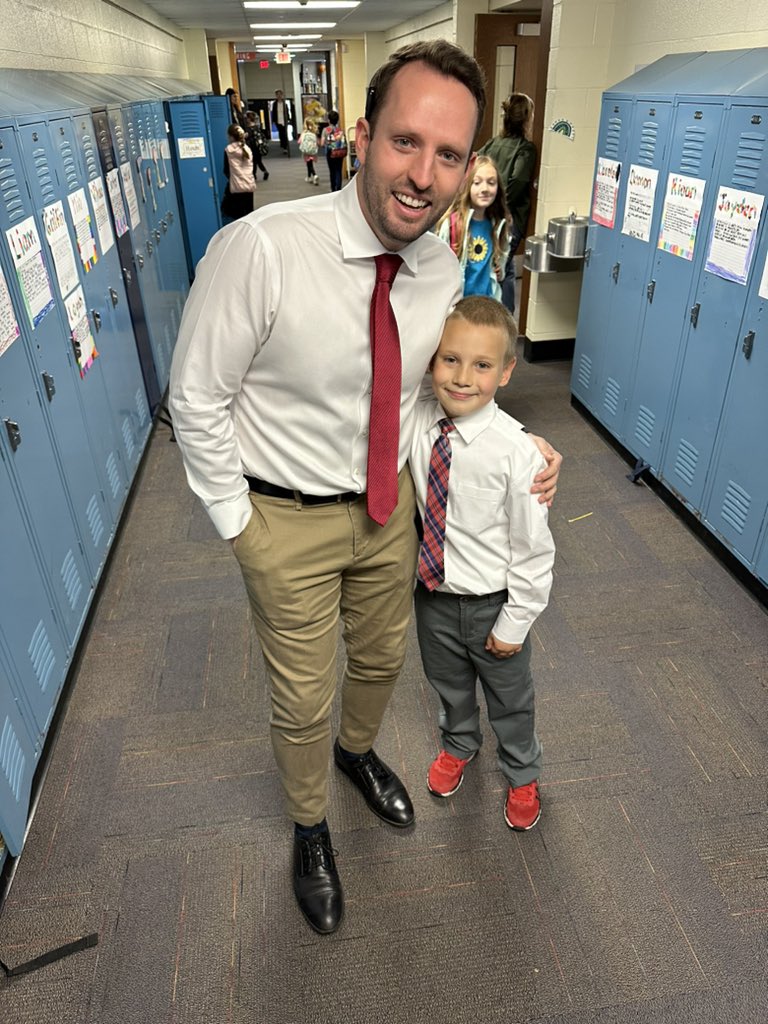 MrsKellyTwarog's tweet image. Mr. Lyons, Assistant Principal for the Day;  getting to learn from one of the best! @LWalther_54 #TeamCampi