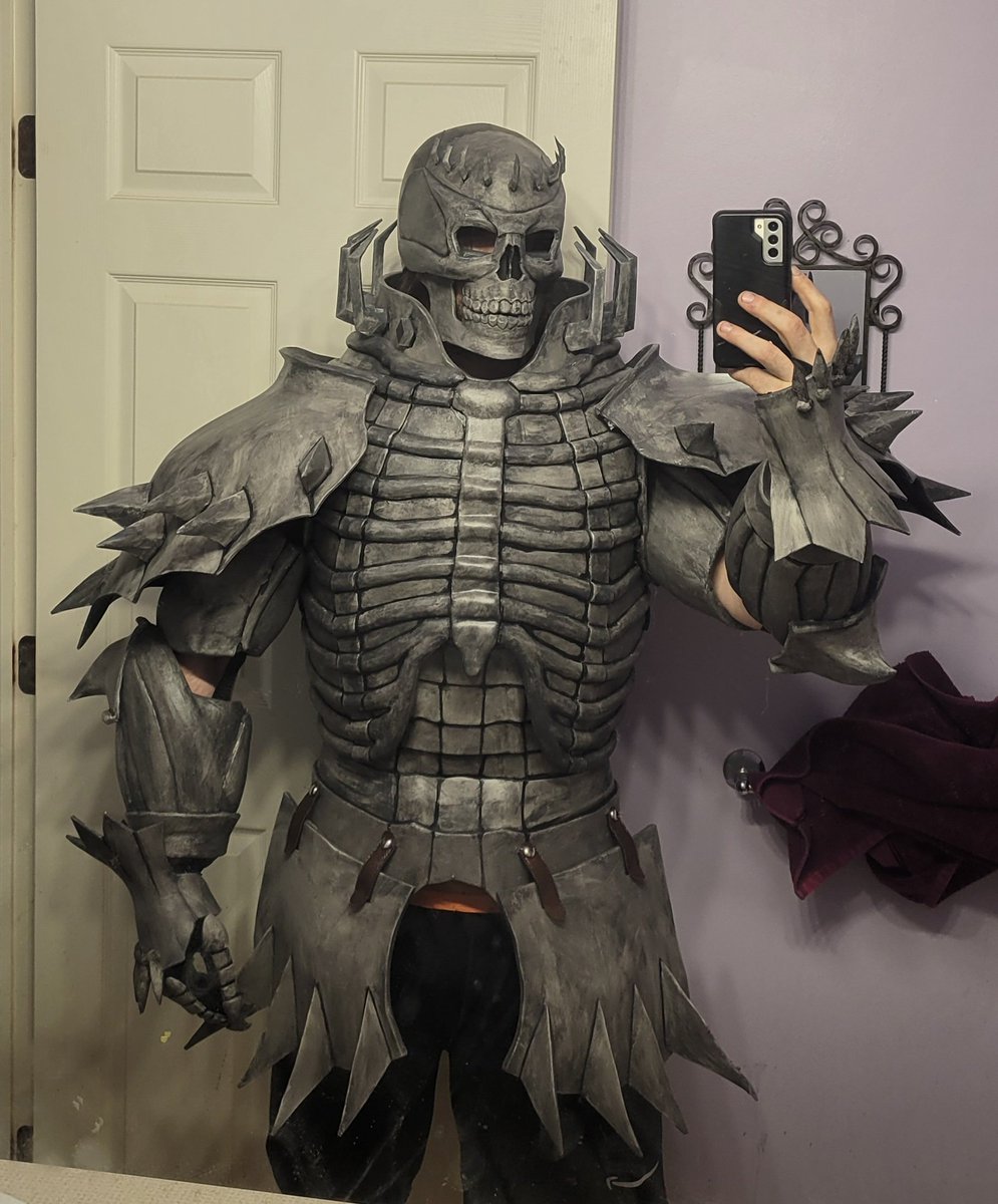 anlace_cos's tweet image. The crunch is awful but the end is in sight now 💀 #acen #skullknight #berserk #berserkcosplay #foamsmith