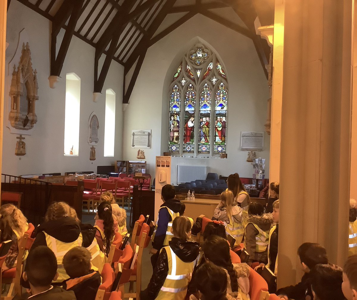 OABroadoak's tweet photo. Year 1 had a fabulous trip to St John’s Church this morning. We found out all about the church and asked questions to the priest Father Jack. #church #localtrip #Y1 https://t.co/yoY4Rjgtkj