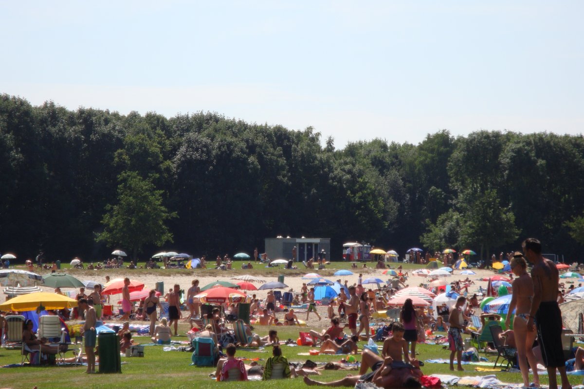 De strandbaden Engelermeer en Oosterplas in <a href="/shertogenbosch/">'s-Hertogenbosch</a> liggen er weer mooi bij! Klaar voor de zomer. ⛱️🩴 Warmer weer komt eraan! Onze strandwachten staan elke dag van 9.30 tot 17.30 uur voor je klaar. Samen maken we er een mooie zomer van! ☀️#schoon #zomerpret #welkom