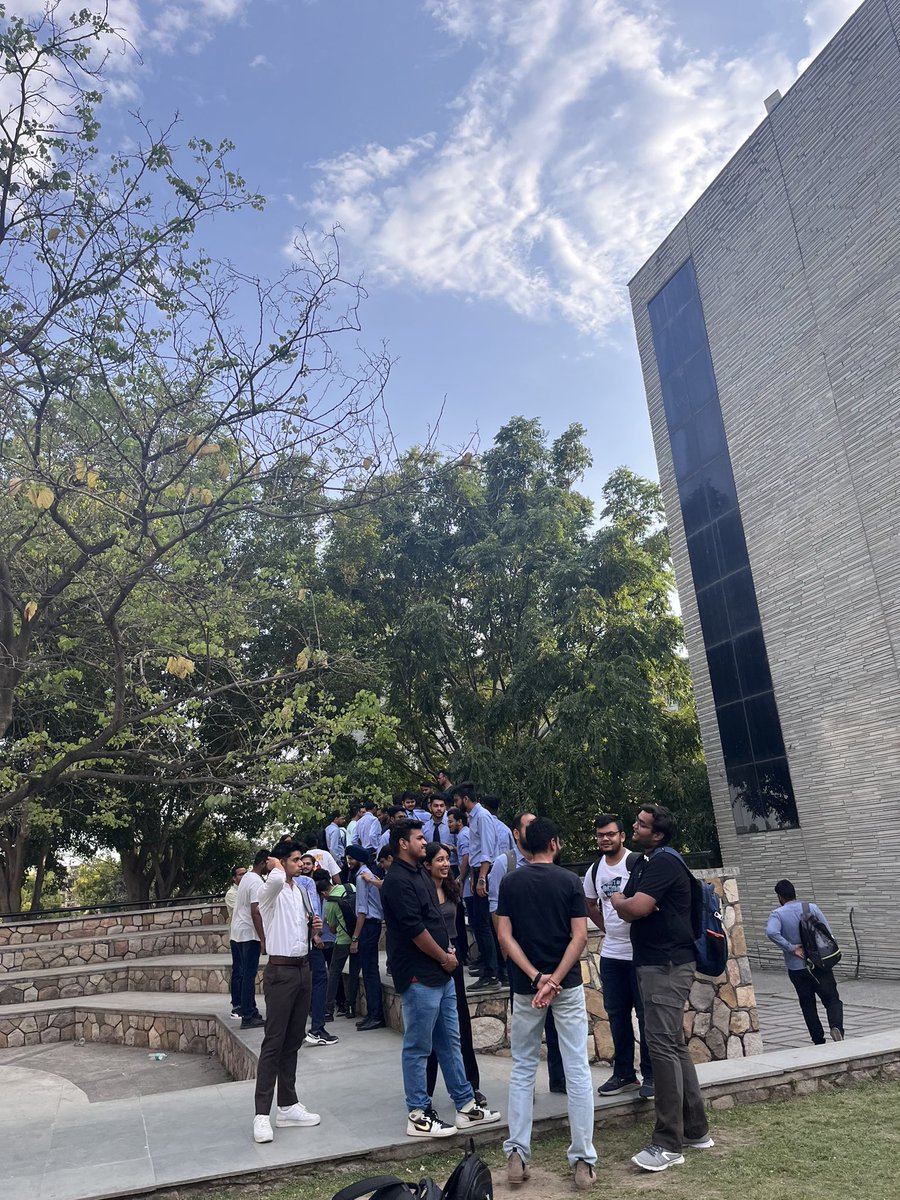 IshikaKesarwan4's tweet photo. College is over *thankfully*

Signing off AIML batch 2023  ✅ https://t.co/jDDstaBDWE