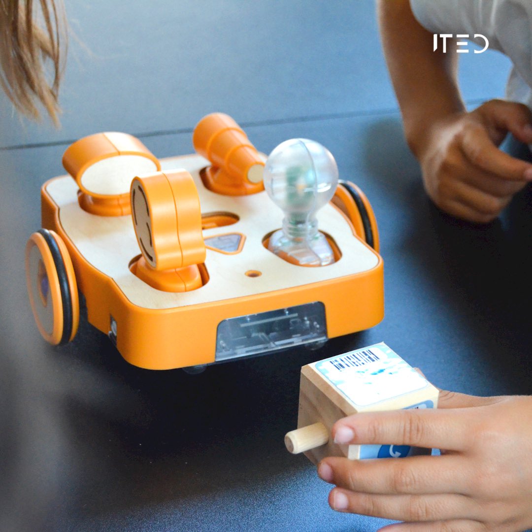 ited_ull's tweet photo. Last Saturday we had so much fun in the ScratchJr workshop👩‍💻🧑‍💻

We also used the KIBOs and became engineers building our own robots 🤖👷‍♀️👷

@AytoCandelaria @CEdosoft @GDGTenerife @carina211 @JezabelTech @evaaaamorales99 @andreacotino_ @BernyCandela @CndidoCaballero https://t.co/Xm5GlKPyL4