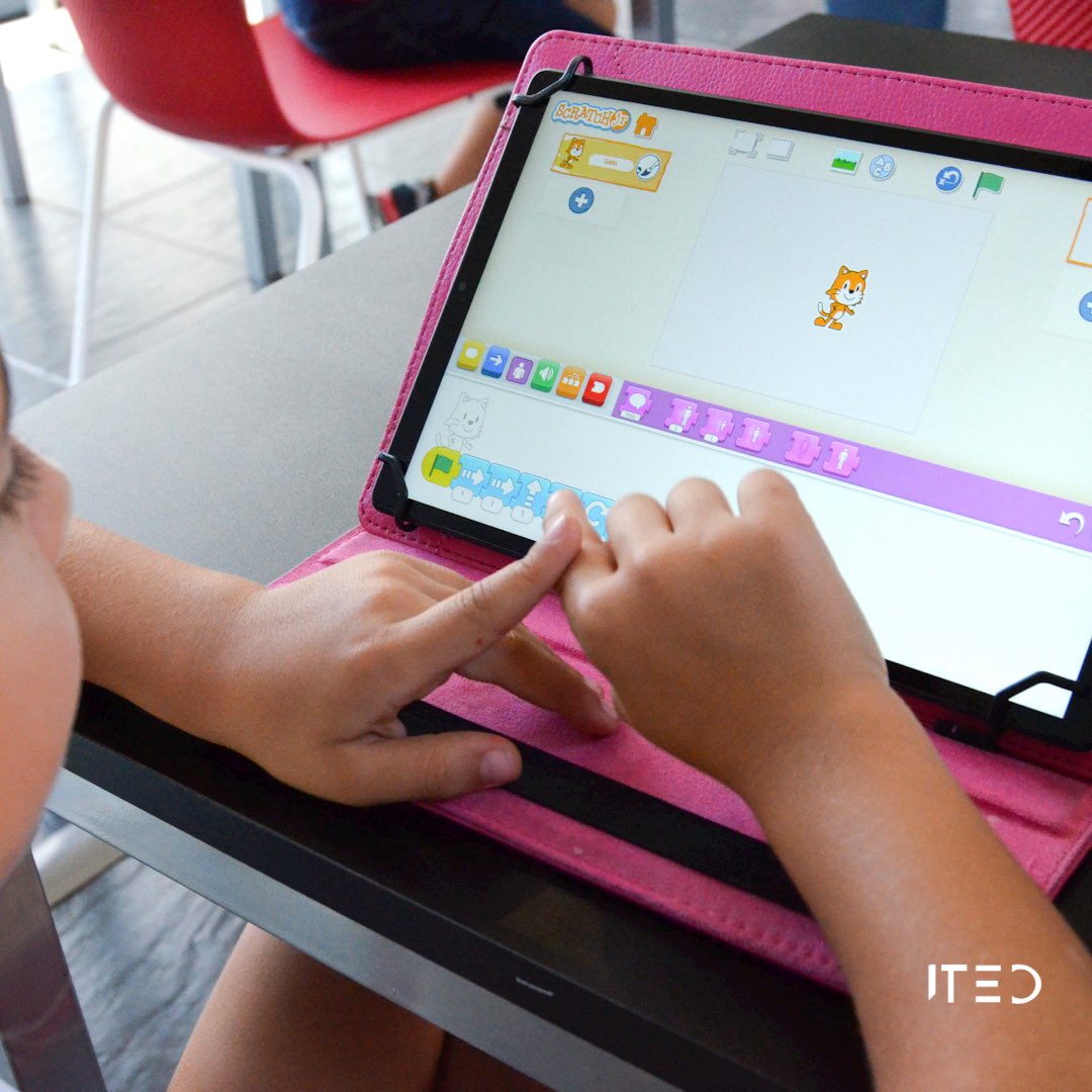 ited_ull's tweet photo. Last Saturday we had so much fun in the ScratchJr workshop👩‍💻🧑‍💻

We also used the KIBOs and became engineers building our own robots 🤖👷‍♀️👷

@AytoCandelaria @CEdosoft @GDGTenerife @carina211 @JezabelTech @evaaaamorales99 @andreacotino_ @BernyCandela @CndidoCaballero https://t.co/Xm5GlKPyL4