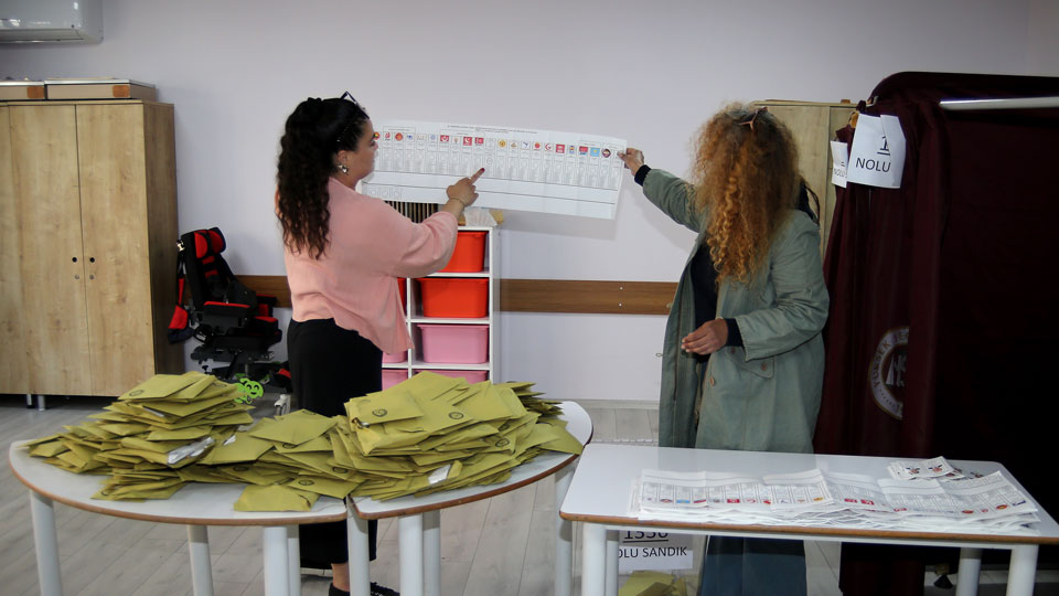 BirGun_Gazetesi's tweet photo. Sosyal medyada itirazlar yükseliyor: Çok sayıda oyun 'yanlış' girildiği belirtiliyor!
https://t.co/wByn3Xc9w3 https://t.co/6gUTdXFGTf