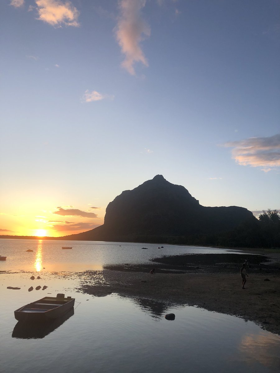MjplusEsther's tweet photo. #SunsetLover #sunsetphotography  every sunset is the hope  of a  new beginning  my hope my heart is your https://t.co/dbmOj0LG5Y