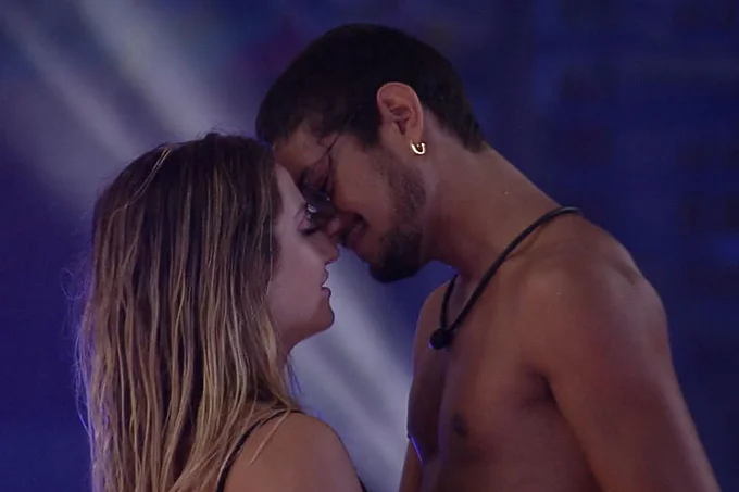 centralreality's tweet photo. 🚨VEJA: Bruna Griphao e Gabriel Santana estavam em clima de romance e se beijaram várias vezes na festa de aniversário da Marvvila. https://t.co/Xi4txyGcPy