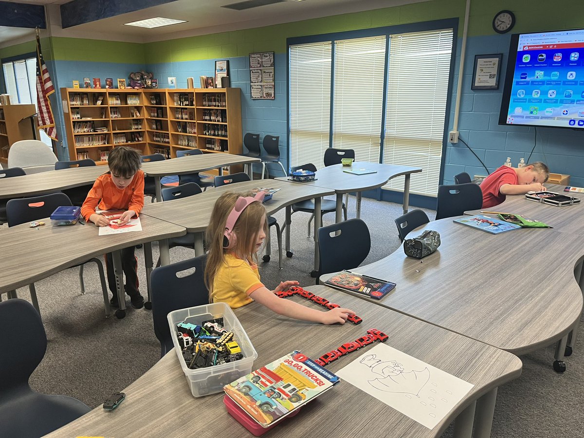 ChildersMedia's tweet photo. What shall we create today?  Learning fun with Vestal’s class. ❤️. #bcpsncmedia 
@BurkeCoSchools
#Ignitelearningbcps
#rches_pirates
 #rcpiratepride https://t.co/kkm3rX8Cjq