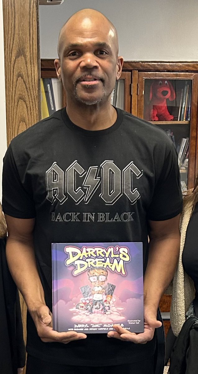 Jennifer_LynnP's tweet photo. “Be the best version of yourself!” Thank you to Darryl “DMC” McDaniels for inspiring @lindell this morning. Thank you to our @LindellPTA for buying books for all the classrooms!! @MsMcGovernLB https://t.co/ACV5SditCA