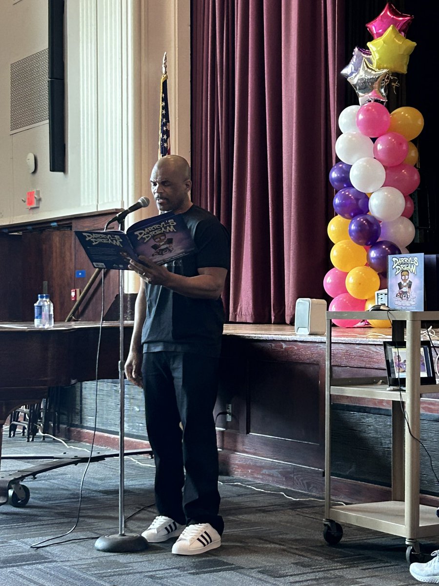 Jennifer_LynnP's tweet photo. “Be the best version of yourself!” Thank you to Darryl “DMC” McDaniels for inspiring @lindell this morning. Thank you to our @LindellPTA for buying books for all the classrooms!! @MsMcGovernLB https://t.co/ACV5SditCA