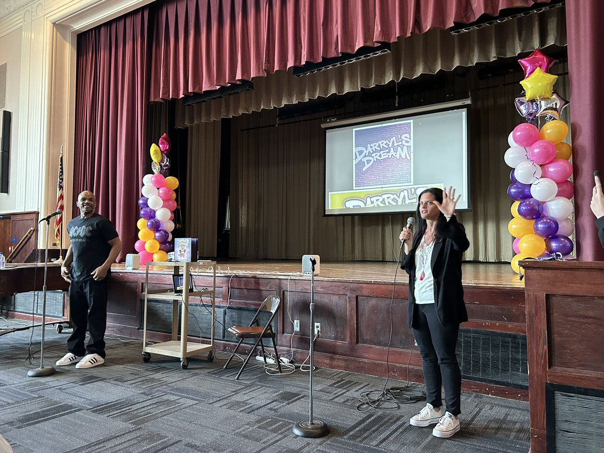 “Be the best version of yourself!” Thank you to Darryl “DMC” McDaniels for inspiring <a href="/lindell/">Johanna Lindell</a> this morning. Thank you to our <a href="/LindellPTA/">LindellPTA</a> for buying books for all the classrooms!! <a href="/MsMcGovernLB/">Anna McGovern</a>