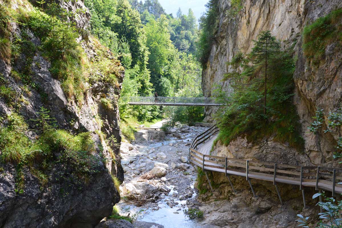 De Rosengartenschlucht in Imst. Als je op zoek bent naar een adembenemende natuurervaring, dan is de dit een must-visit. 

#rosengartenschlucht #imst #hochimst #tirol #kloof

tirolinfo.nl/rosengartensch…
