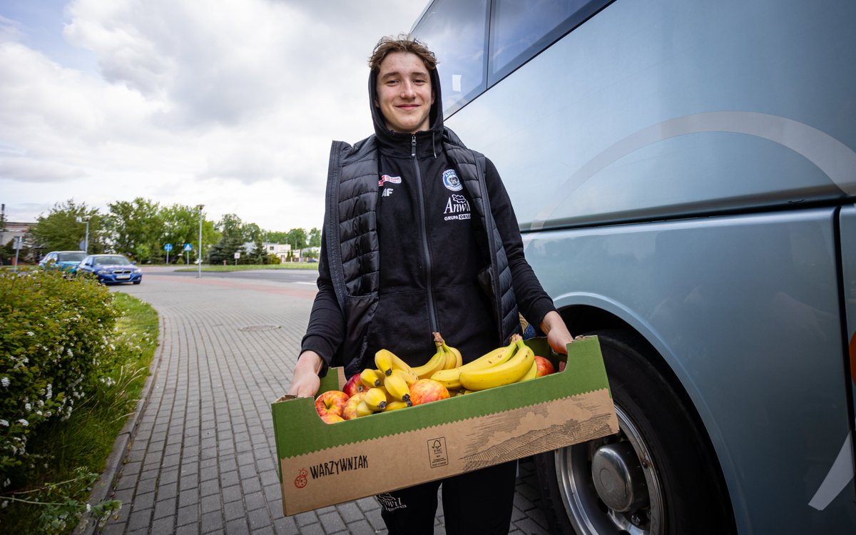 Anwil_official's tweet photo. 🚍| Anwil już w drodze do Szczecina - jutro gramy o awans 🔥

📸 @FBrylski 

#plkpl #PlayoffsFever https://t.co/6BrHTclVZ1