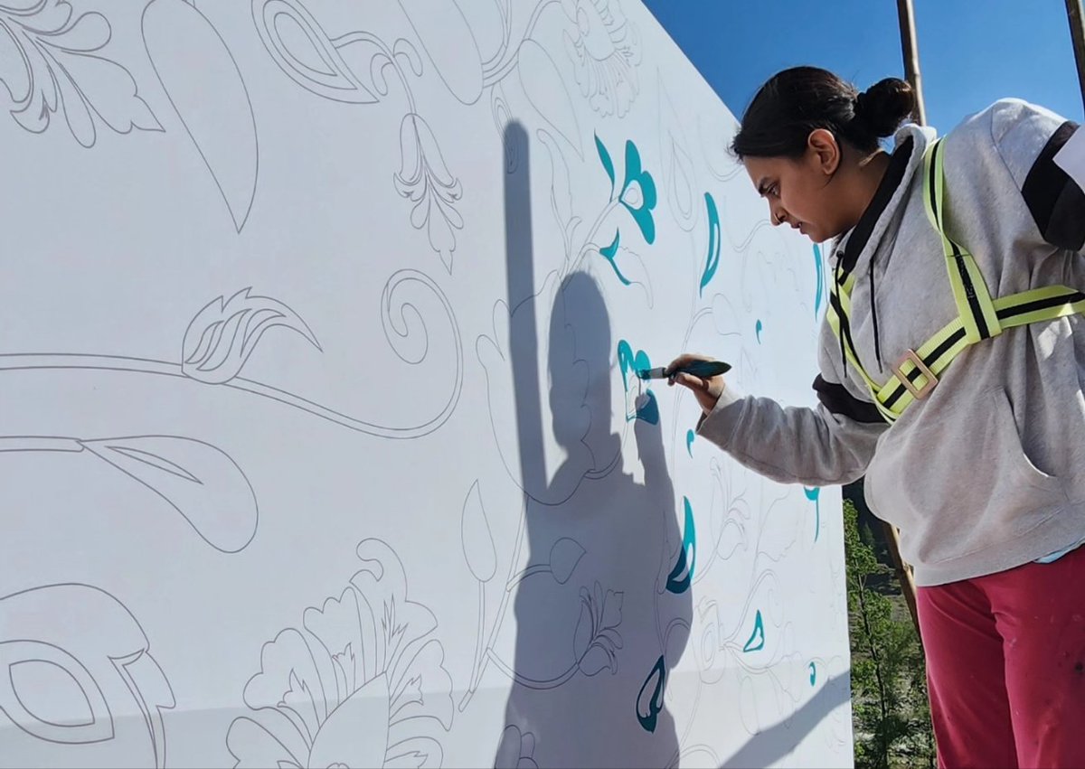 PreetSra28's tweet photo. The last week was spent in #kashmir painting on a 20/15 ft flex  

Congrats on your 500th. Glad to be of service. @olaelectric 

#ola #painting https://t.co/te5qvu3Z8T