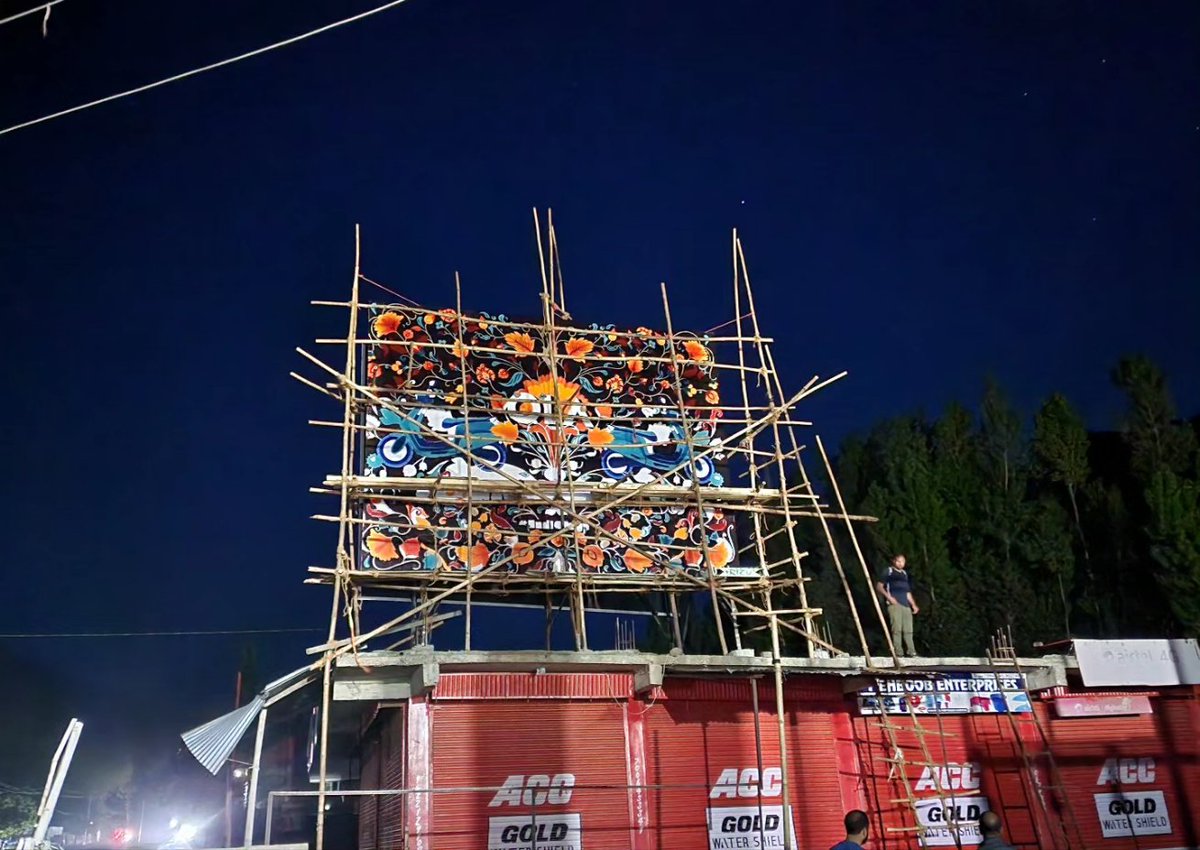 PreetSra28's tweet photo. The last week was spent in #kashmir painting on a 20/15 ft flex  

Congrats on your 500th. Glad to be of service. @olaelectric 

#ola #painting https://t.co/te5qvu3Z8T