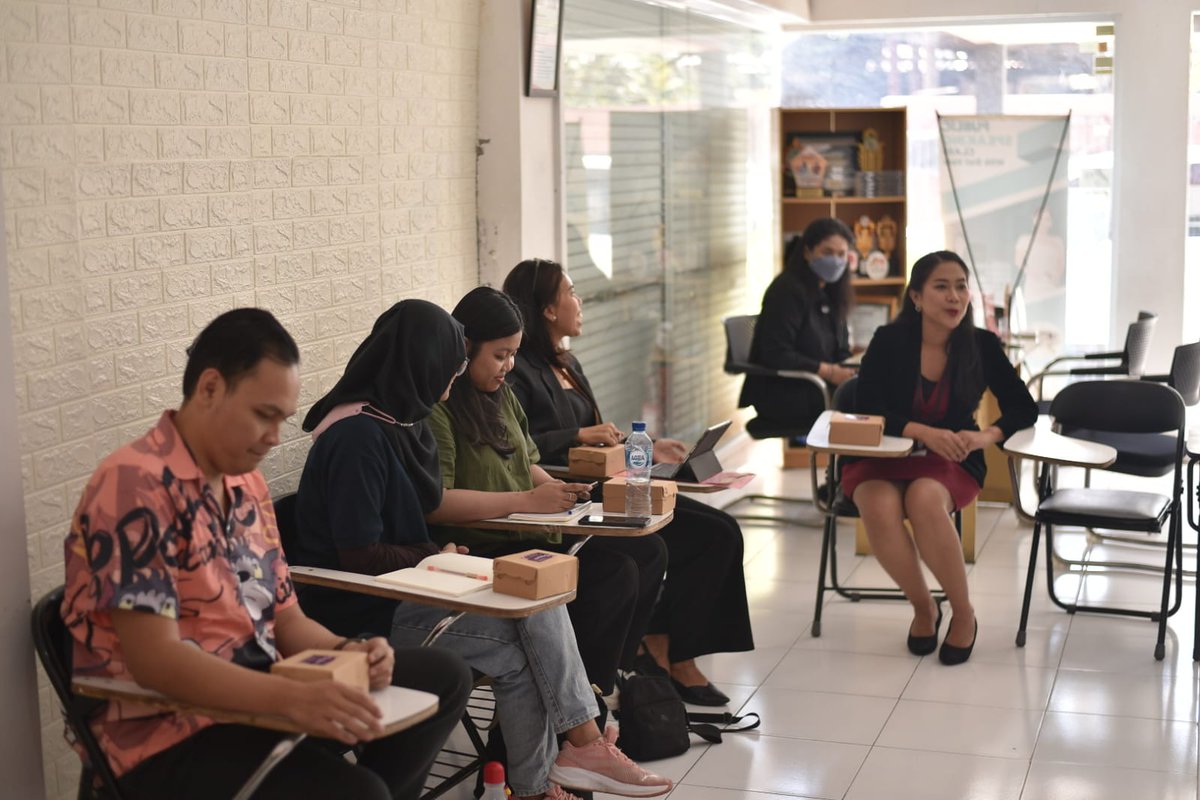 Denpasar (16/5) Pegawai BPISDKP mendapatkan Pelatihan Public Speaking hari pertama dengan tema "Speak Up With Confidence" bersama Public Speaking Bali.

#PusdatinKKP #PusdatinKKPjuara #PusdatinBerAKHLAKjuara #KKKThrive #EkonomiBiru #MenteriKKP #KKPGOID #BPISDKP #InFoMarFish