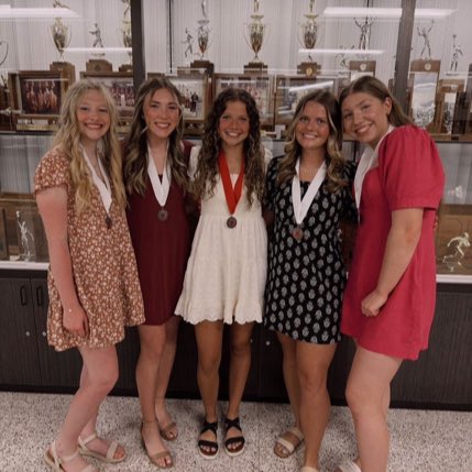 Huge shoutout to a few of our girls who were honored at the Elks Banquet last night! 

Way to get it done in the classroom girls! 

(Claire, Brooke, Audrey, Morgan, Lila)