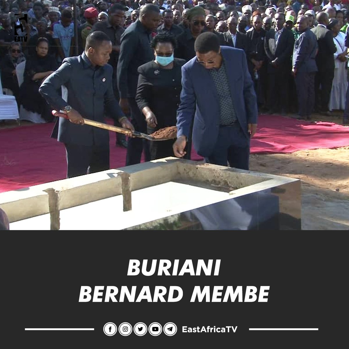 eastafricatv's tweet photo. #PICHA Waziri Mkuu Kassim Majaliwa na mkewe Mama Mary Majaliwa, wakimwaga mchanga kwenye kaburi la aliyewahi kuwa Waziri wa Mambo ya Nje Bernard Membe, hii leo Mei 16, 2023 kijini Rondo.
#RIPMembe
#EastAfricaTV https://t.co/gXMj6Yeuji