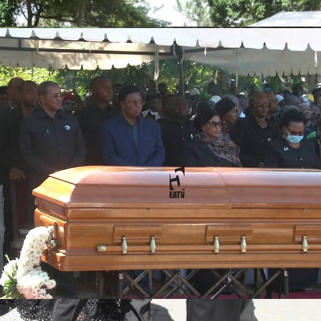 eastafricatv's tweet photo. #PICHA Waziri Mkuu Kassim Majaliwa na mkewe Mama Mary Majaliwa, wakimwaga mchanga kwenye kaburi la aliyewahi kuwa Waziri wa Mambo ya Nje Bernard Membe, hii leo Mei 16, 2023 kijini Rondo.
#RIPMembe
#EastAfricaTV https://t.co/gXMj6Yeuji