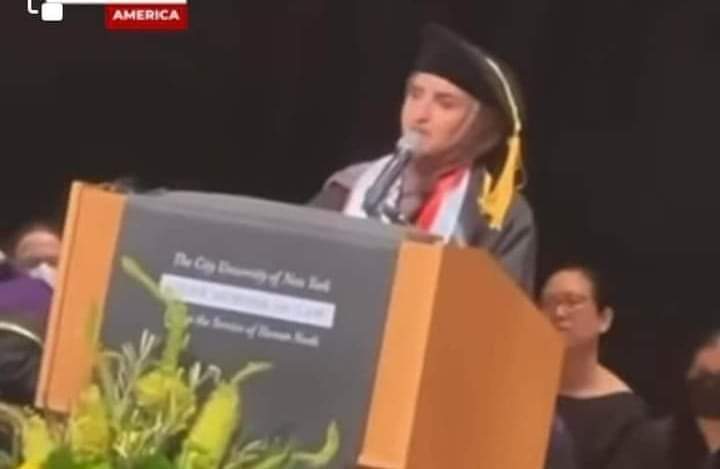 خلال حفل تخرجها من جامعة كوينز الإمريكية تتوشح علم اليمن وبكل شموخ وكبرياء قالت انا يمنية وبكل فخر :-
انها الإكليلة والاصيلة فاطمة موسى اليافعي ابنت محافظة ابين  ..🤍🇾🇪
#الوحدة_اليمنية_قوتنا_عزتنا