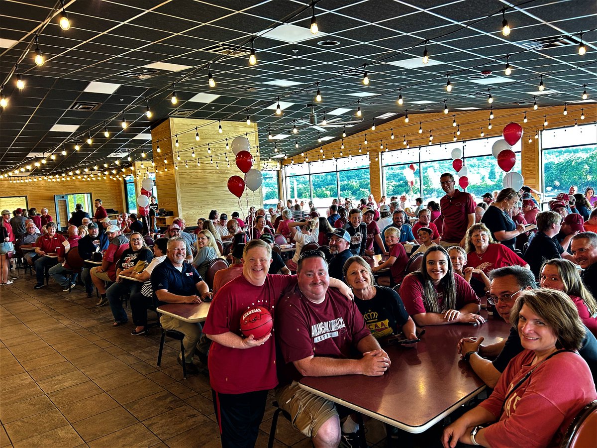 CanaanSandy's tweet image. #OneRazorback ROAD SHOW #BatesvilleAR !   THANK U 4 COMING @HunterYurachek &amp;amp; CREW!  WE ❤️ OUR @ArkRazorbacks HERE !!  #WPS @batesvillenews