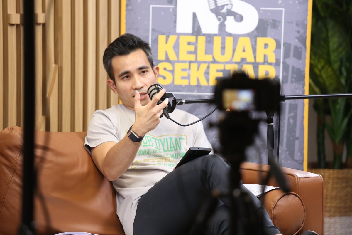 keluarsekejap's tweet photo. Nantikan episod baru yang akan keudara nanti bersama @khairykj &amp; @ShahrilHamdan hanya di podcast #KeluarSekejap 🎙️ https://t.co/wT4S7yfpWJ