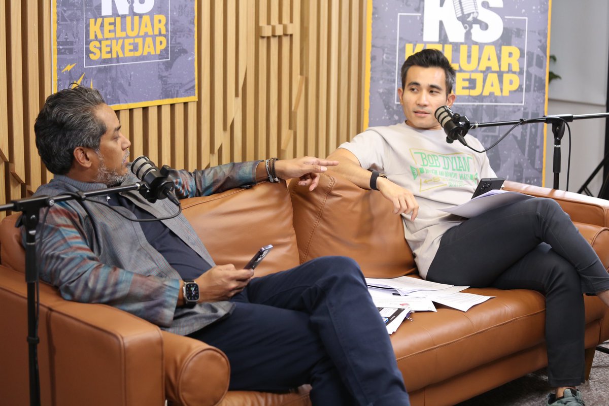 keluarsekejap's tweet photo. Nantikan episod baru yang akan keudara nanti bersama @khairykj &amp; @ShahrilHamdan hanya di podcast #KeluarSekejap 🎙️ https://t.co/wT4S7yfpWJ
