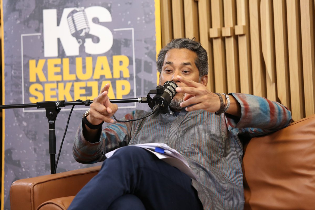 keluarsekejap's tweet photo. Nantikan episod baru yang akan keudara nanti bersama @khairykj &amp; @ShahrilHamdan hanya di podcast #KeluarSekejap 🎙️ https://t.co/wT4S7yfpWJ