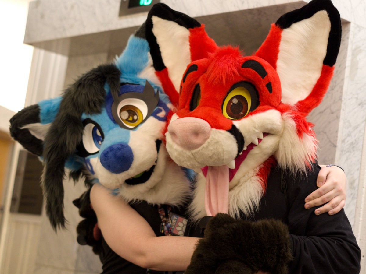 Aaaaand the last of my FWA shots with a cute candid shot in the arcade and two dorks just outside the elevators!

(sorry I swear I hear yalls name, but I've a terrible memory TwT)