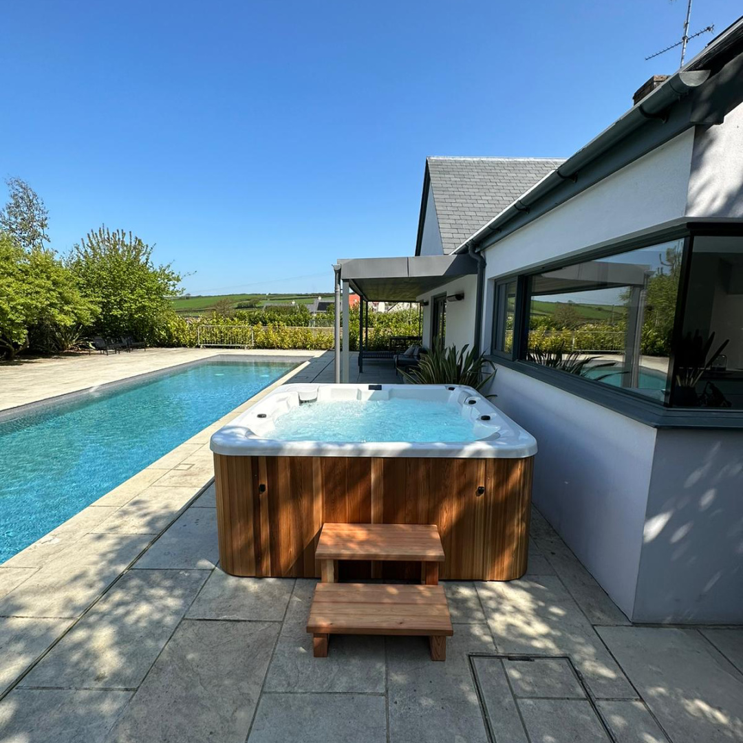 Urbancedar's tweet photo. A rare weekend install for the team in Cornwall!
Take a look at this simply stunning poolside location for our Spa Premium Square. Enjoy the sunshine with a brand new Urban Cedar Hot Tub.
#SpaPremiumSquare #CornwallLuxury #gardenlife #OutdoorRelaxation #BeautifulWeather #Poolside https://t.co/9l8MX4sWqu