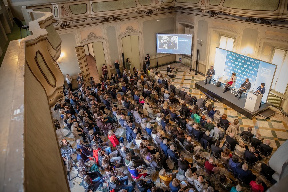 ispionline's tweet photo. Stamattina si è tenuta, a Palazzo Clerici, la cerimonia di conferimento del #PremioISPI 2022 a @AstroSamantha e @FabiolaGianotti.

Il Premio è destinato a personalità che hanno contribuito a rafforzare l’immagine dell’Italia nel mondo. 

Riguarda l'evento https://t.co/XMfow7pyf8 https://t.co/JNEC1dMhKj