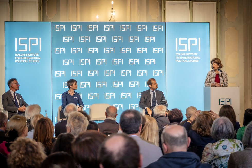 ispionline's tweet photo. Stamattina si è tenuta, a Palazzo Clerici, la cerimonia di conferimento del #PremioISPI 2022 a @AstroSamantha e @FabiolaGianotti.

Il Premio è destinato a personalità che hanno contribuito a rafforzare l’immagine dell’Italia nel mondo. 

Riguarda l'evento https://t.co/XMfow7pyf8 https://t.co/JNEC1dMhKj