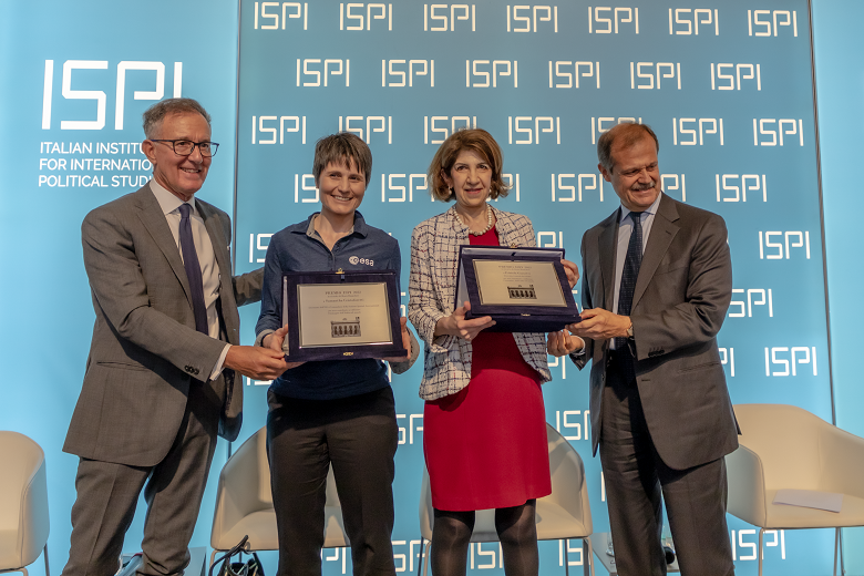 ispionline's tweet photo. Stamattina si è tenuta, a Palazzo Clerici, la cerimonia di conferimento del #PremioISPI 2022 a @AstroSamantha e @FabiolaGianotti.

Il Premio è destinato a personalità che hanno contribuito a rafforzare l’immagine dell’Italia nel mondo. 

Riguarda l'evento https://t.co/XMfow7pyf8 https://t.co/JNEC1dMhKj