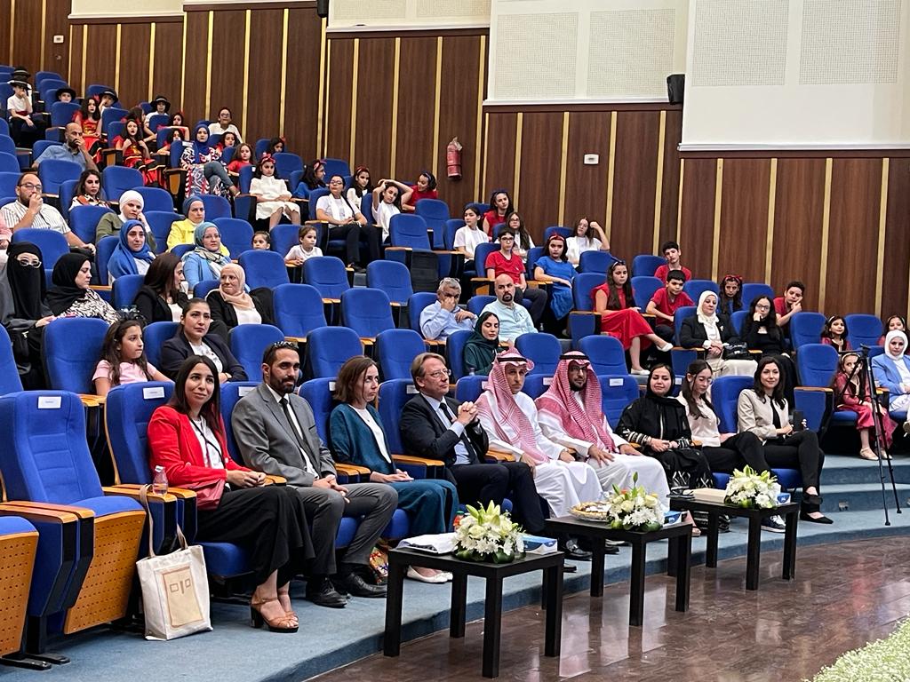 ludovic_pouille's tweet photo. في مدارس المدينة الأكاديمية الفرنسية ECAF في الرياض، سعدت بحضور حفل رائع قدّمه تلاميذ الصفوف الابتدائية والمتوسطة تكريمًا للغة والثقافة الفرنسية. مثال رائع عن حيويّة الفرانكوفونية في المملكة العربية السعودية وعن الصداقة الفرنسية-السعودية!
🇸🇦💙🇨🇵👩🏽‍🎓👨🏽‍🎓 https://t.co/My0Bg6DaTz