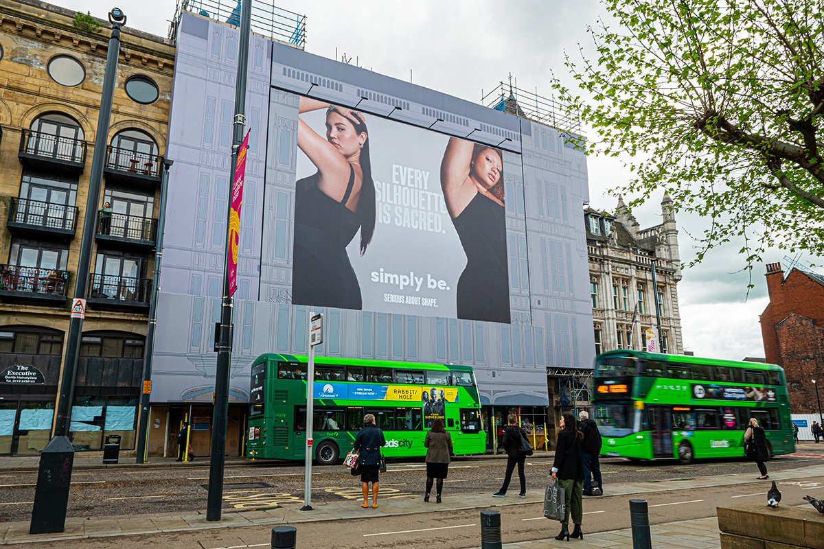 Our Leeds silhouette is the perfect shape for @SimplyBeUK  latest campaign. @the7stars @kineticwwUK 

#OOH #outofhome #advertising #megabanner