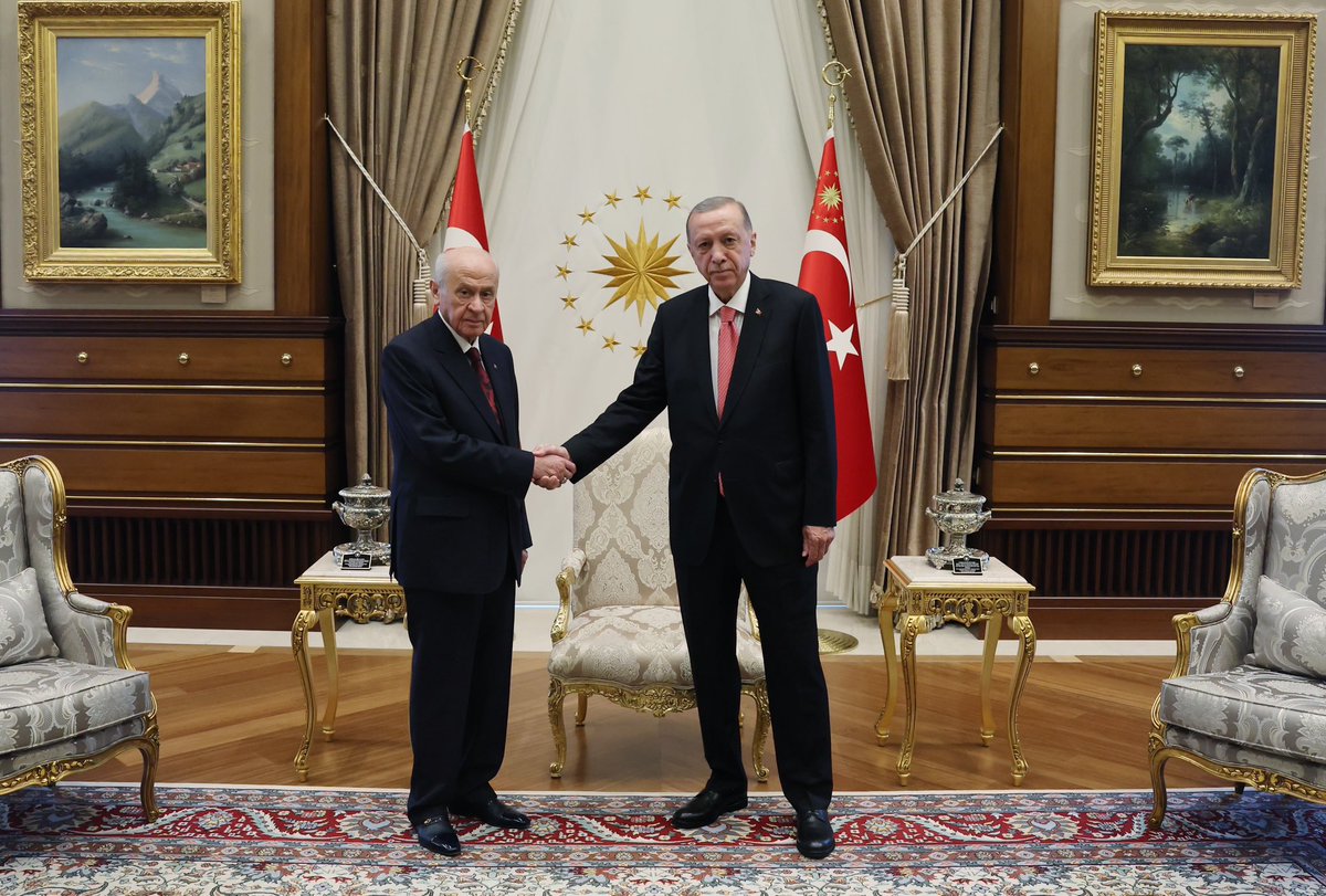 Cumhurbaşkanı <a href="/RTErdogan/">Recep Tayyip Erdoğan</a>, Milliyetçi Hareket Partisi (MHP) Genel Başkanı Devlet Bahçeli’yi Cumhurbaşkanlığı Külliyesinde kabul etti.