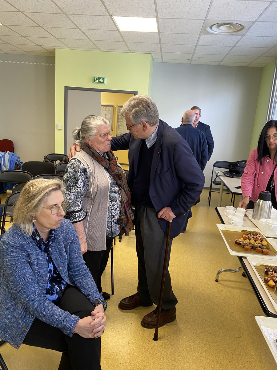 ARS_NA_DD33's tweet photo. A l’occasion de la signature de la Charte Romain Jacob par le CH Sud-Gironde 🖋️merci aux équipes de la maternité du Sud-Gironde pour leur action, ce beau moment de partage et d’inspiration. Merci Monsieur Jacob
#ARS_NA #ARS_NA_DD33 #CH Sud-Gironde #Handidactique https://t.co/QCi7fJDD2G