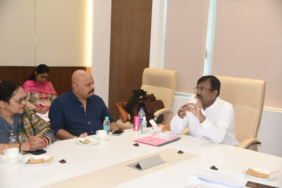 SMungantiwar's tweet image. मराठी चित्रपटांना सिनेमागृह तथा प्राईम टाईम उपलब्ध करुन देणेबाबत आज मंत्रालयात बैठक पार पडली. एखाद्या चित्रपटगृह धारकाने मराठी चित्रपट जर वर्षातून चार आठवडे न दाखवल्यास त्यास परवाना नूतनिकरणाच्या वेळी 10 लक्ष रु. दंड करण्याचा निर्णय याबैठकीत घेण्यात आला. #marathifilm #SMUpdate