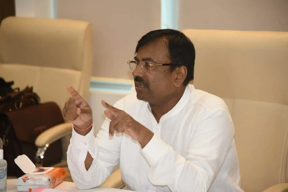 SMungantiwar's tweet image. मराठी चित्रपटांना सिनेमागृह तथा प्राईम टाईम उपलब्ध करुन देणेबाबत आज मंत्रालयात बैठक पार पडली. एखाद्या चित्रपटगृह धारकाने मराठी चित्रपट जर वर्षातून चार आठवडे न दाखवल्यास त्यास परवाना नूतनिकरणाच्या वेळी 10 लक्ष रु. दंड करण्याचा निर्णय याबैठकीत घेण्यात आला. #marathifilm #SMUpdate