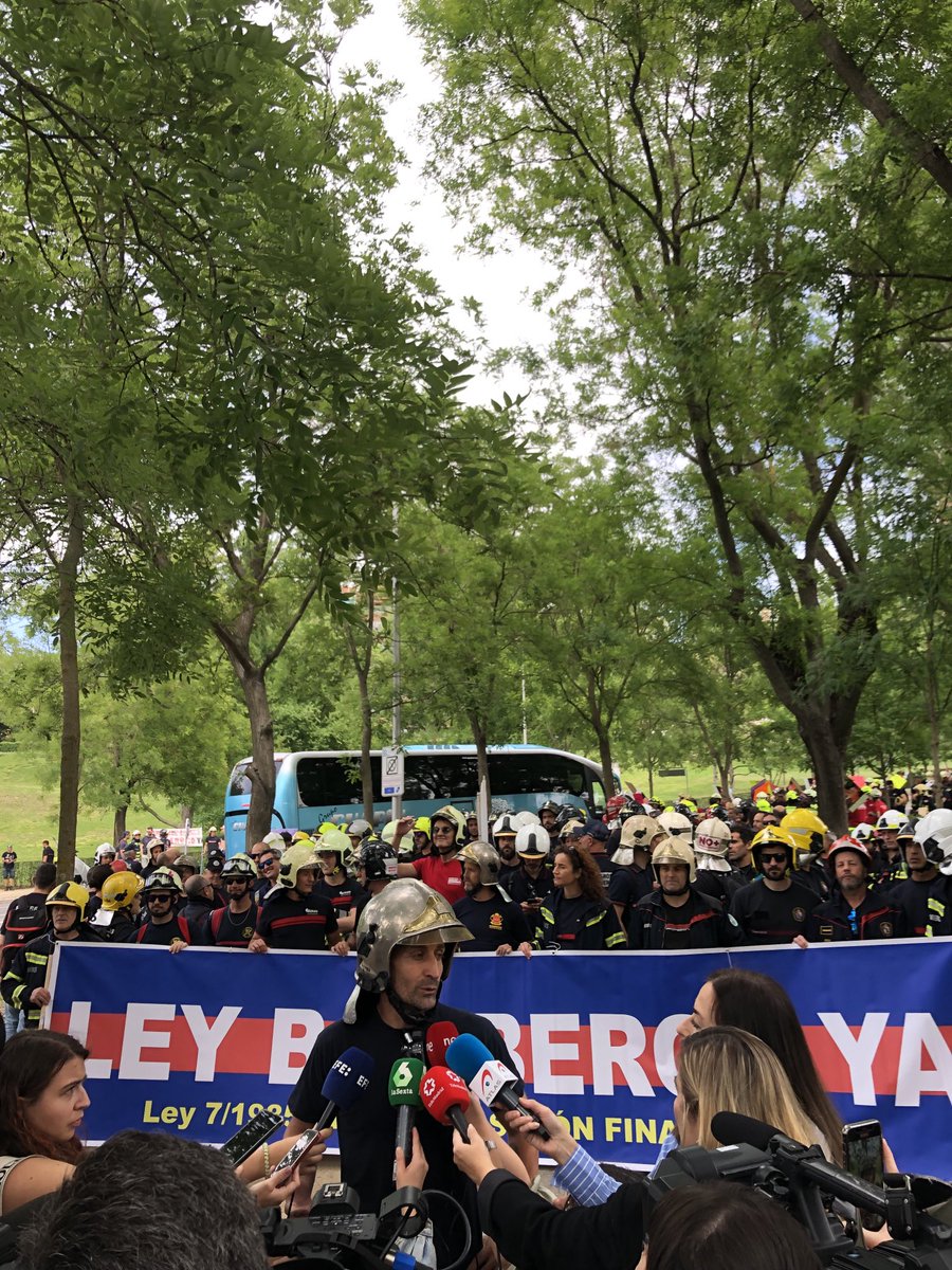 📣 Nuestro presidente, Israel Naveso, atendiendo a los medios de comunicación instantes antes de salir rumbo a Ferraz, nuestra primera parada 
#BomberosAlCongreso