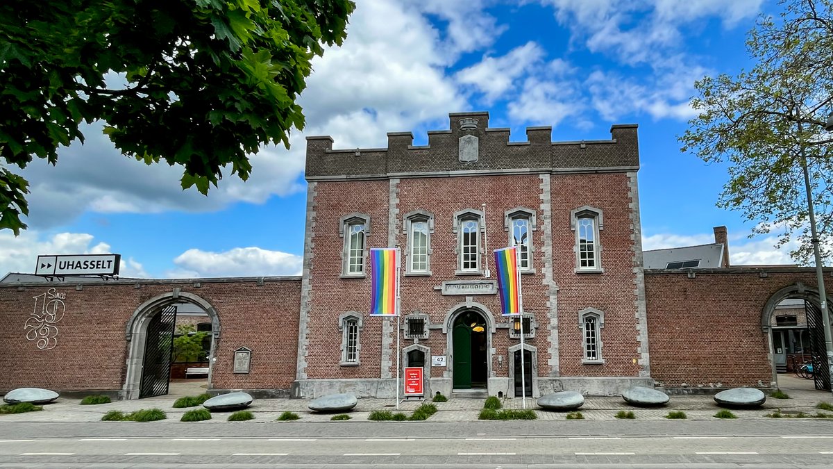 Vandaag kleuren we Paars voor #IDAHOT2023🏳️‍🌈Ons logo kreeg een makeover, onze vlaggen hangen trots te wapperen, en het allerbelangrijkste: elke dag zetten we ons in om een warme, inclusieve universiteit te zijn waar iedereen zich thuis voelt💜