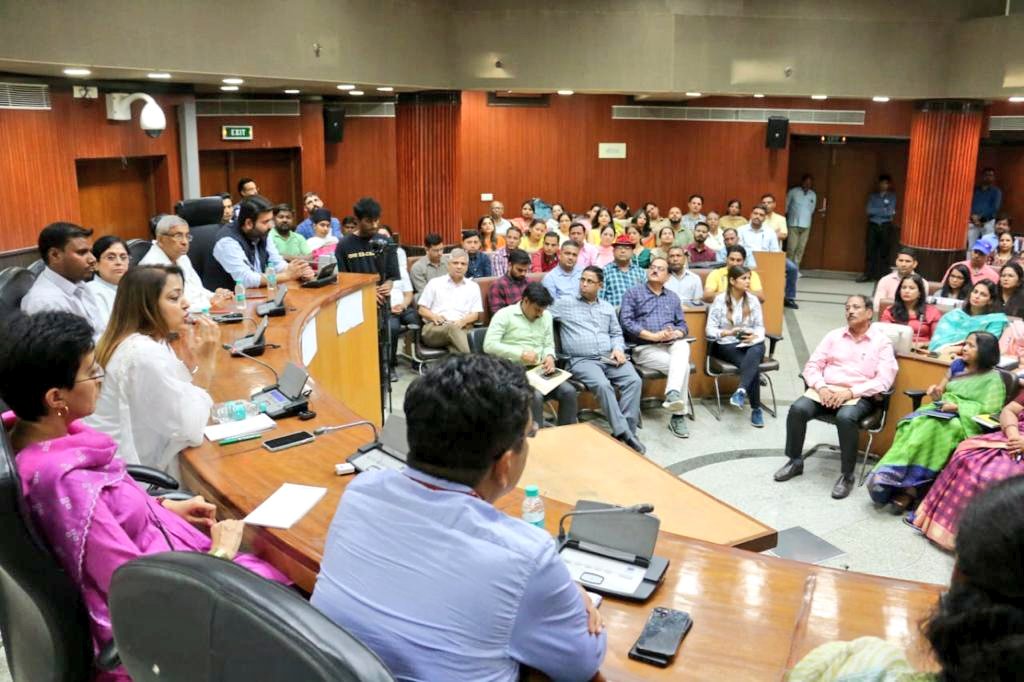 OberoiShelly's tweet photo. Hosted an interaction between Education Minister @AtishiAAP &amp; mentor teachers of MCD Schools—to increase student engagement.

Dy. Mayor @AaleyIqbal, Leader of the House @Mukeshgoelaap, Vikas Tripathi (Add. Commissioner, Education) &amp; Rita Sharma (Director SCERT) were also present. https://t.co/I7tAEZi9ni